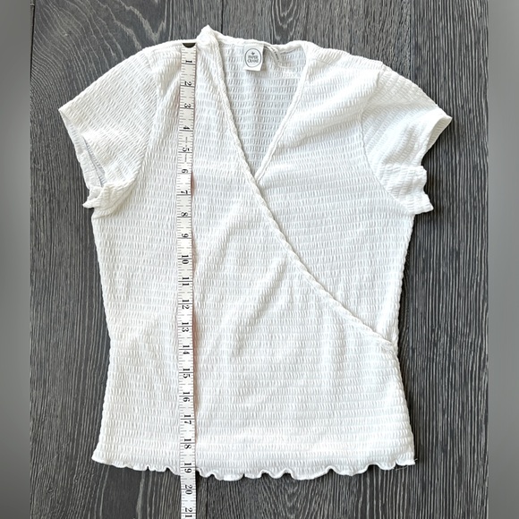 Paper Crane off white smocked crisscross short sleeve top. Women’s Medium - Picture 9 of 11